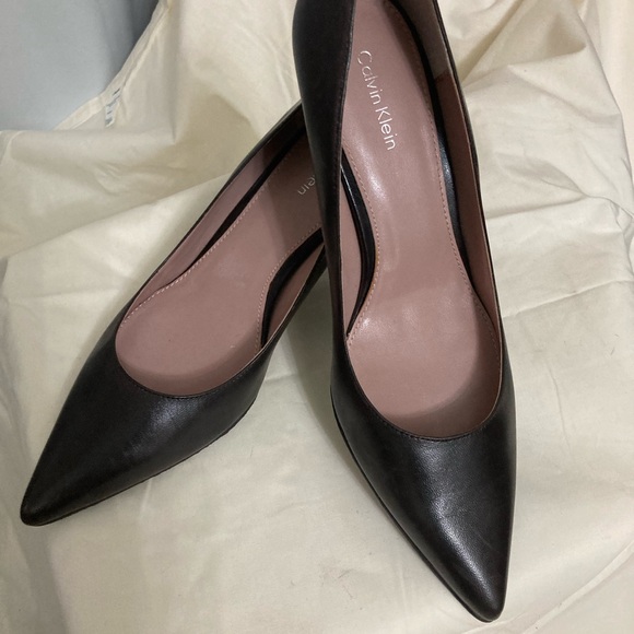 Women's CALVIN KLEIN Leather Low Heeled PUMPS EUC Size 7M - Picture 1 of 4